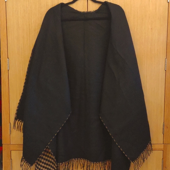 Black and Tan Houndstooth Acrylique Poncho/Cape. - Picture 5 of 7